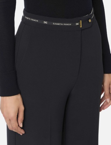 Pantaloni in crêpe leggero con nastro logo nero