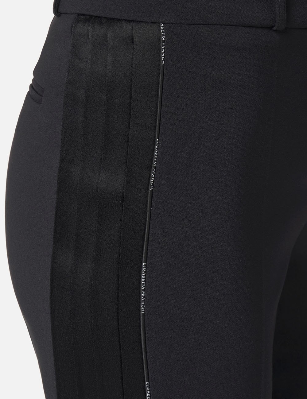 Pantaloni in crêpe leggero con dettagli smoking neri