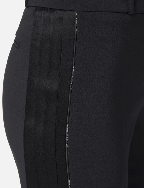 Pantaloni in crêpe leggero con dettagli smoking neri