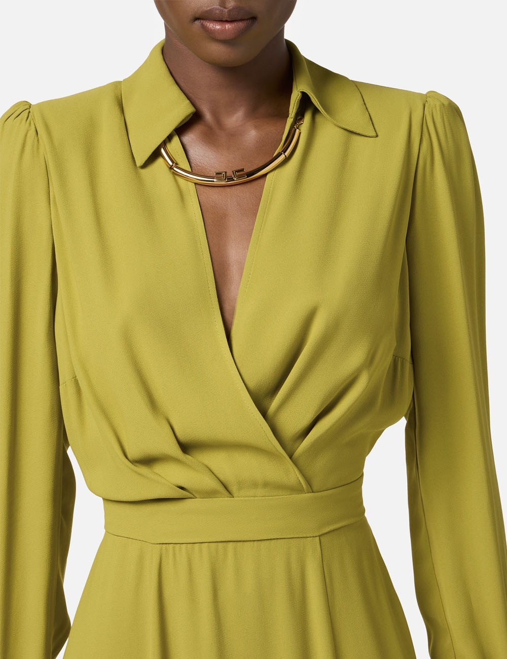 Abito in georgette con collana tubolare iguana
