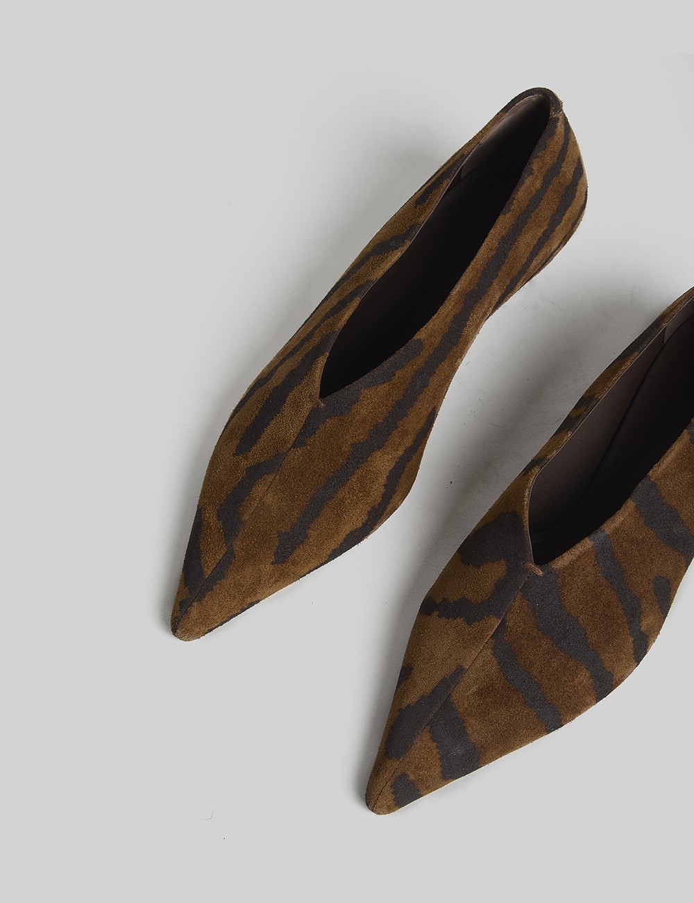 Scarpa con tacco scamosciata Grant abstract print cognac