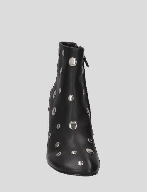 Stivaletto in nappa con borchie nero