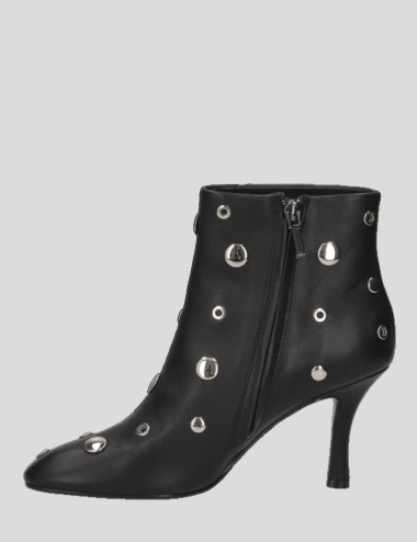 Stivaletto in nappa con borchie nero