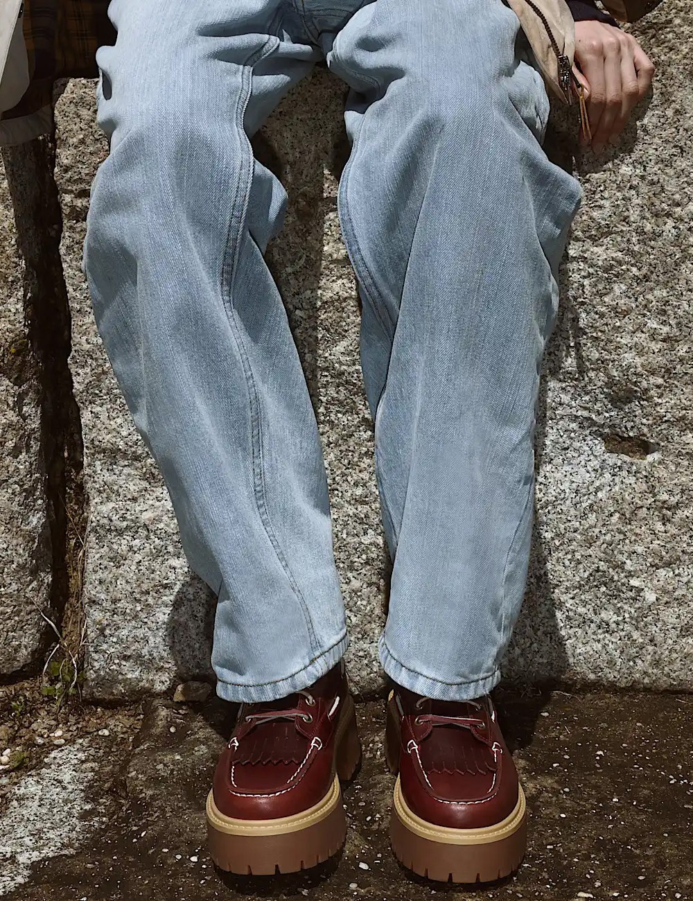 Stivale Sfrangiato con Plateau Stone Street in rosso scuro