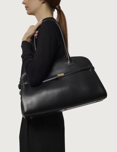 Aura Alba Large leather shoulder bag with strap black