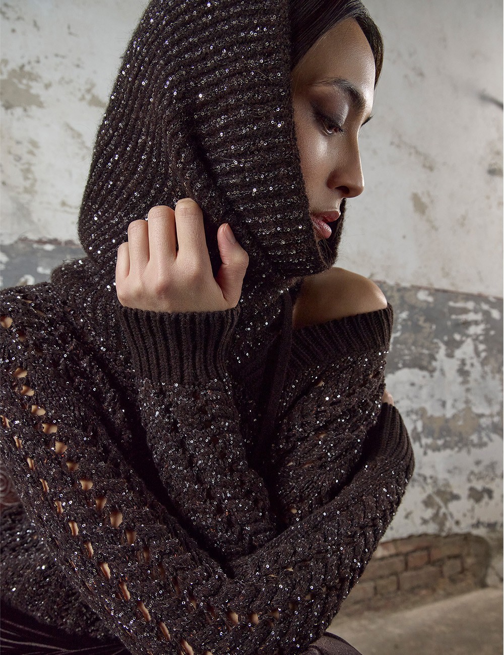 Maglia con scollo v con trecce e cristalli wenge