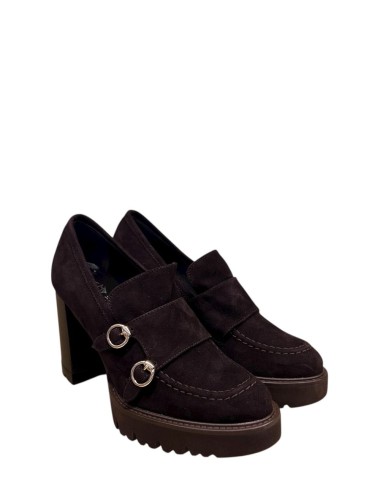 Mocassino scamosciato con tacco e fibbie testa di moro