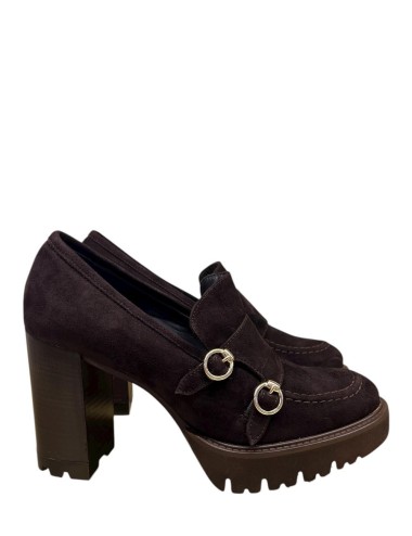 Mocassino scamosciato con tacco e fibbie testa di moro