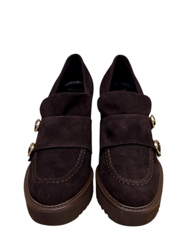 Mocassino scamosciato con tacco e fibbie testa di moro