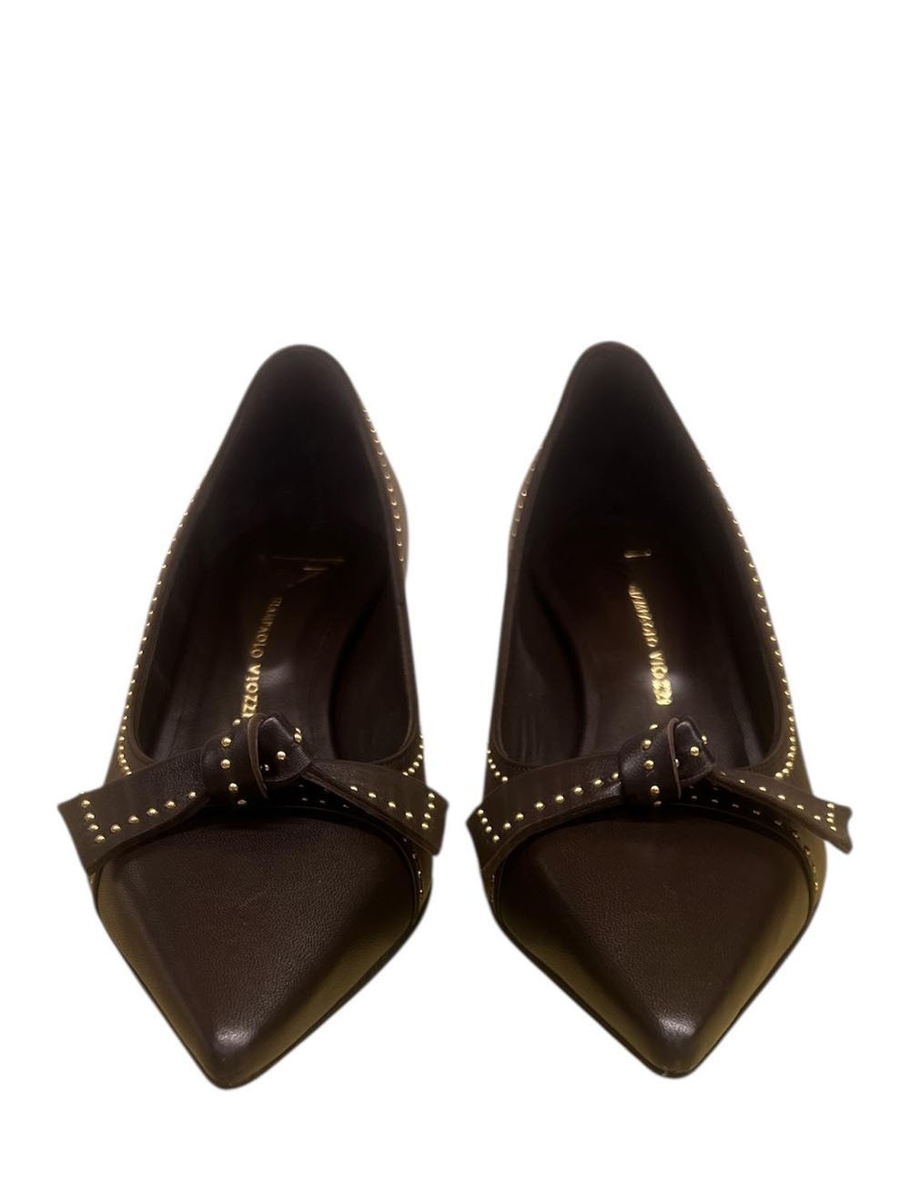 Scarpa con tacco fiocco e borchie in pelle testa di moro