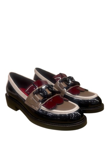 Mocassino in vernice con catena nero