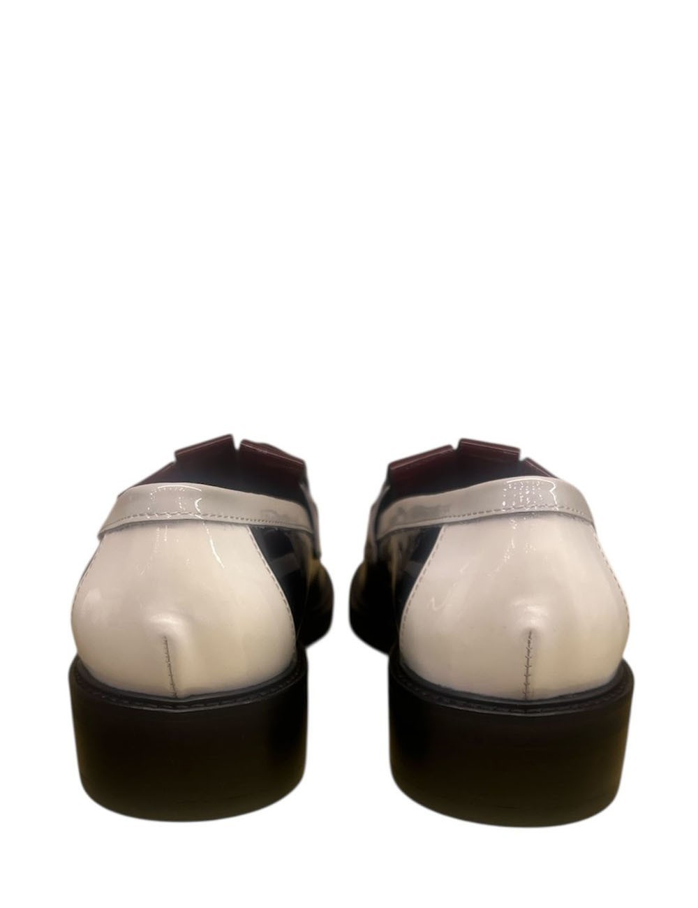 Mocassino in vernice con catena nero