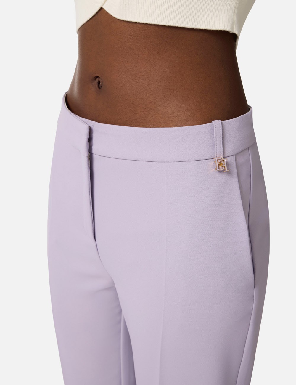 Pantaloni in crêpe leggero con logo charm lillà