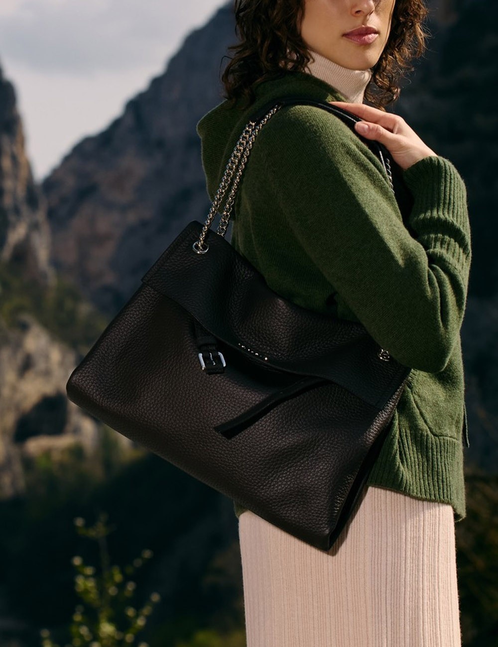 Borsa Venus Soft Midi a spalla in pelle martellata nera