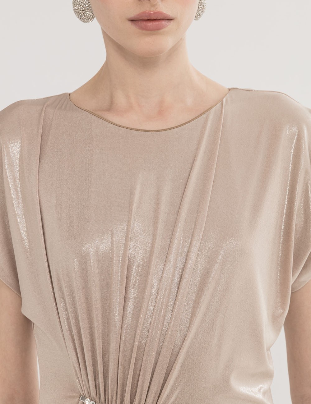 Abito lungo con balze in jersey elasticizzato metallizzato nude