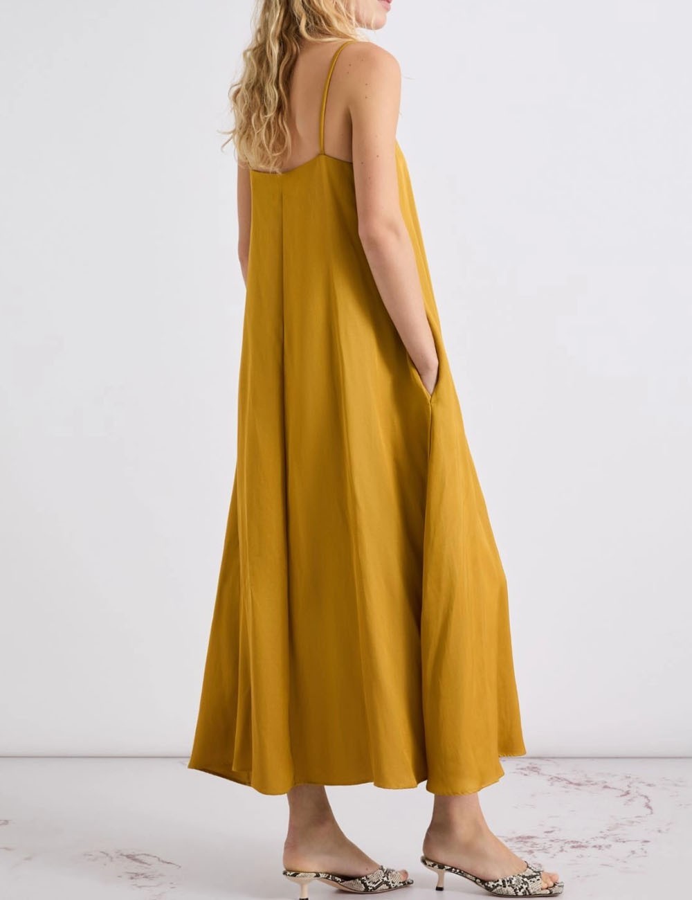 Slip dress in gabardina di misto lino cognac