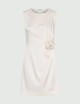 Abito smanicato in satin cipria