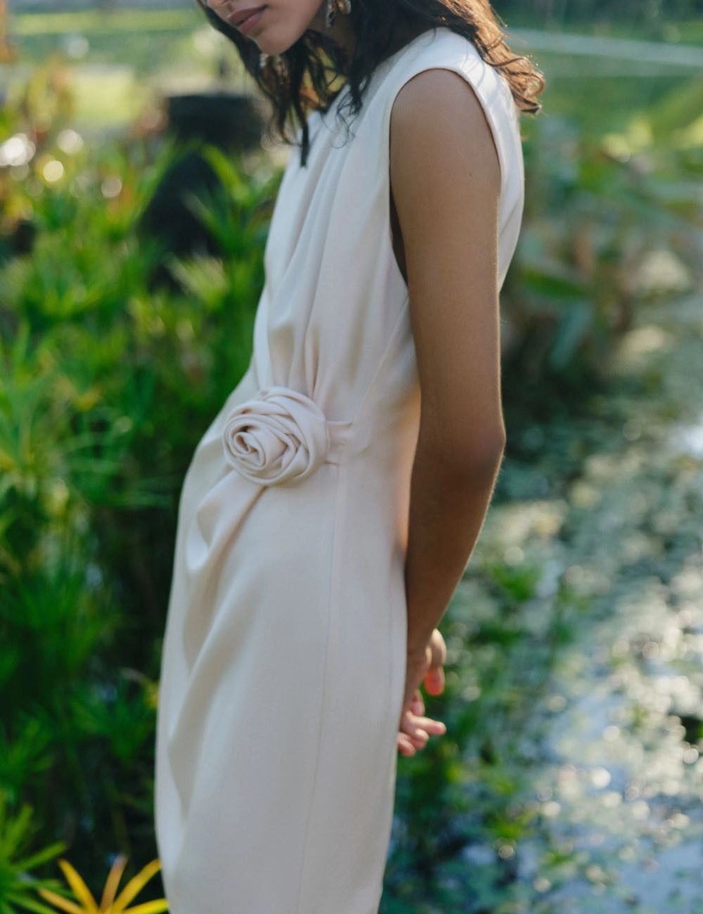 Abito smanicato in satin cipria