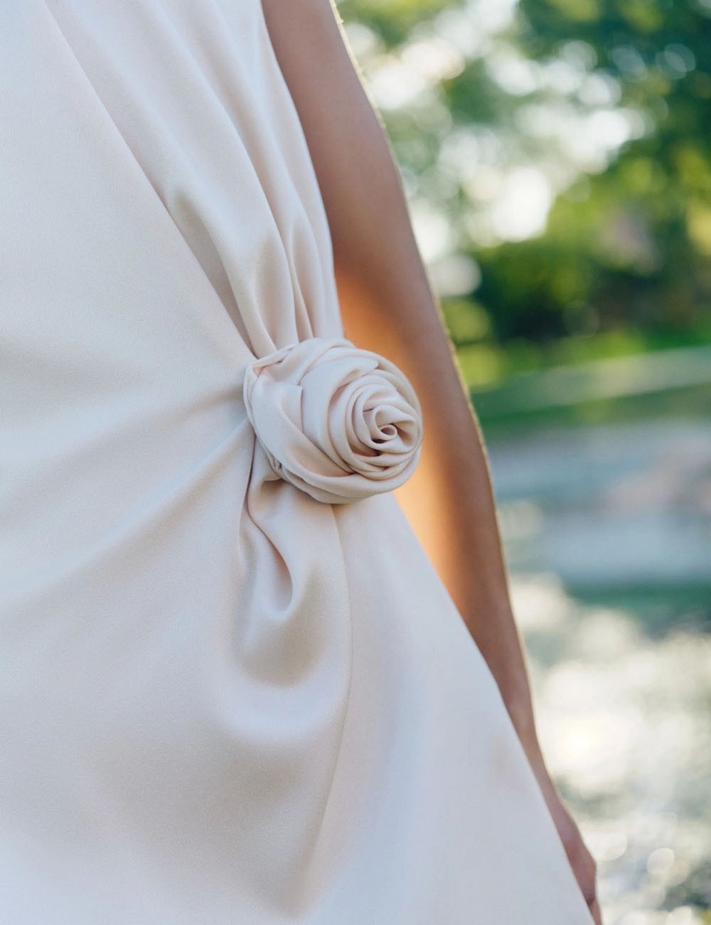 Abito smanicato in satin cipria