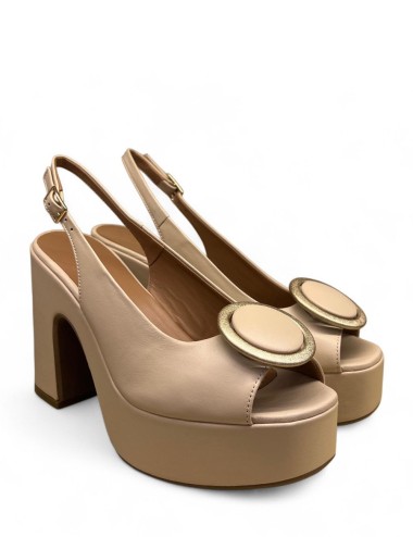 Sandalo con plateau in pelle con applicazione nocciola