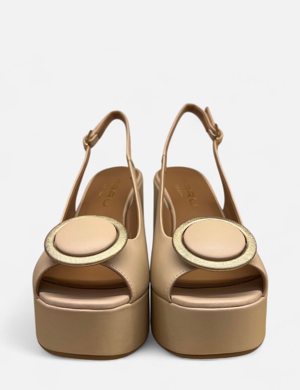 Sandalo con plateau in pelle con applicazione nocciola