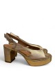 Sandalo con plateau in pelle satinata oro
