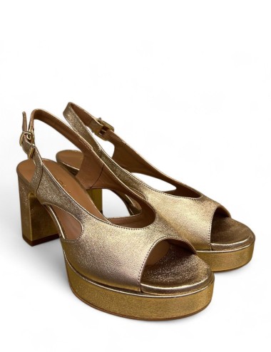 Sandalo con plateau in pelle satinata oro