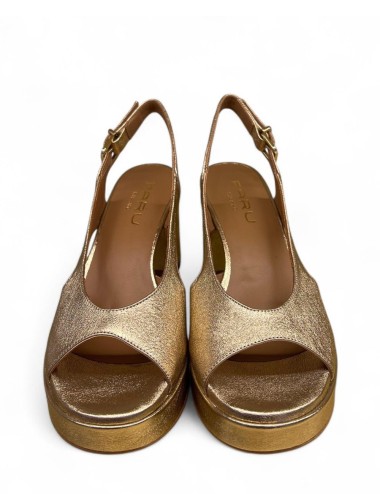 Sandalo con plateau in pelle satinata oro