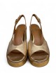Sandalo con plateau in pelle satinata oro
