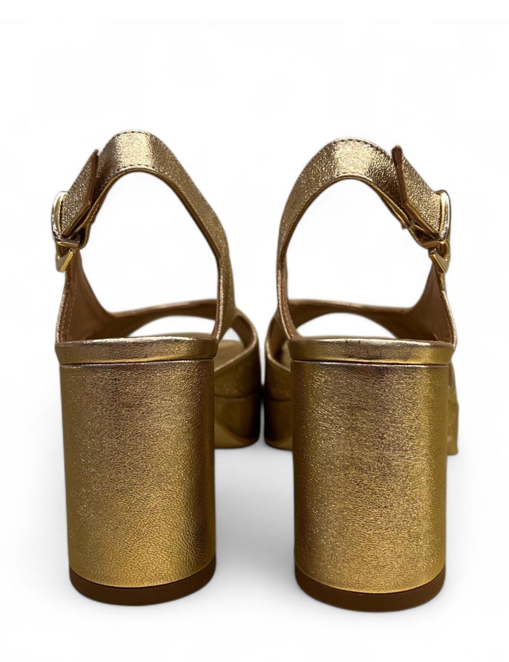 Sandalo con plateau in pelle satinata oro