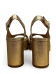 Sandalo con plateau in pelle satinata oro