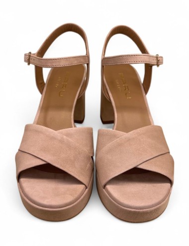 Sandalo con plateau scamosciato a face incrociate nocciola