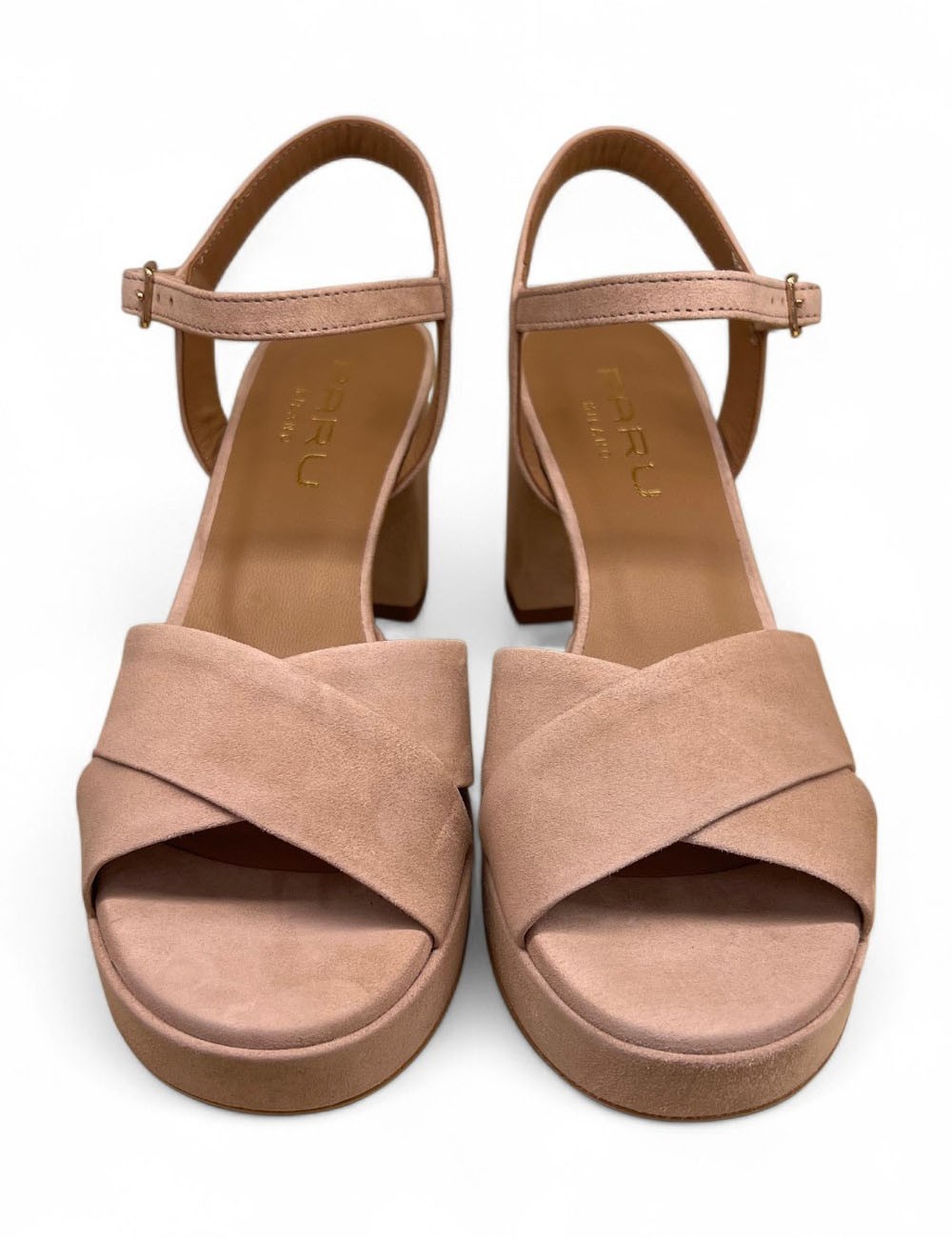 Sandalo con plateau scamosciato a face incrociate nocciola