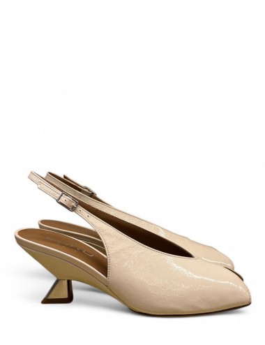 Sandalo slingback spuntato in vernice cipria