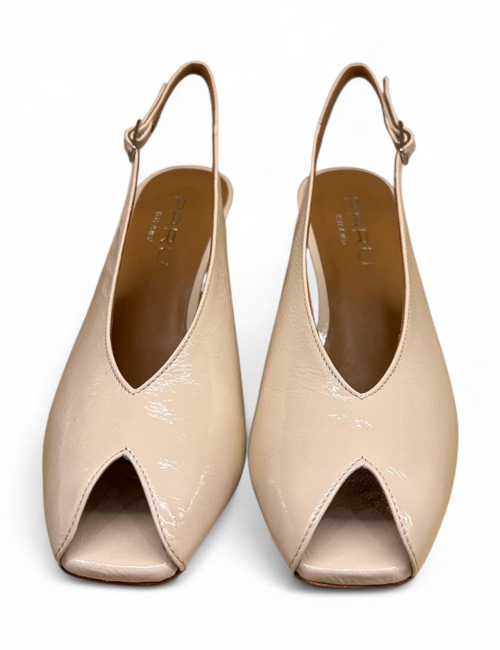 Sandalo slingback spuntato in vernice cipria