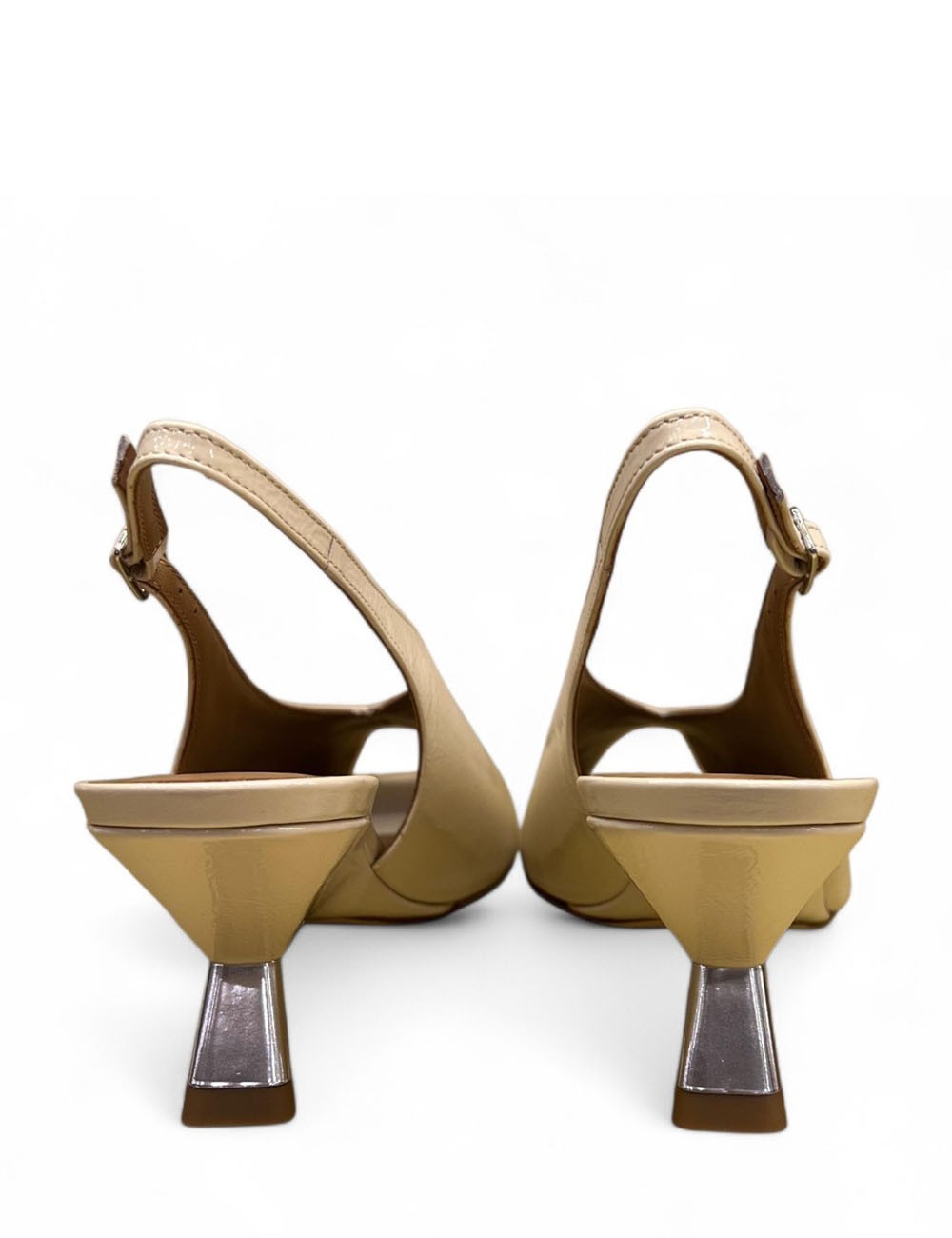 Sandalo slingback spuntato in vernice cipria