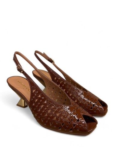 Sandalo slingback traforato spuntato in vernice marrone