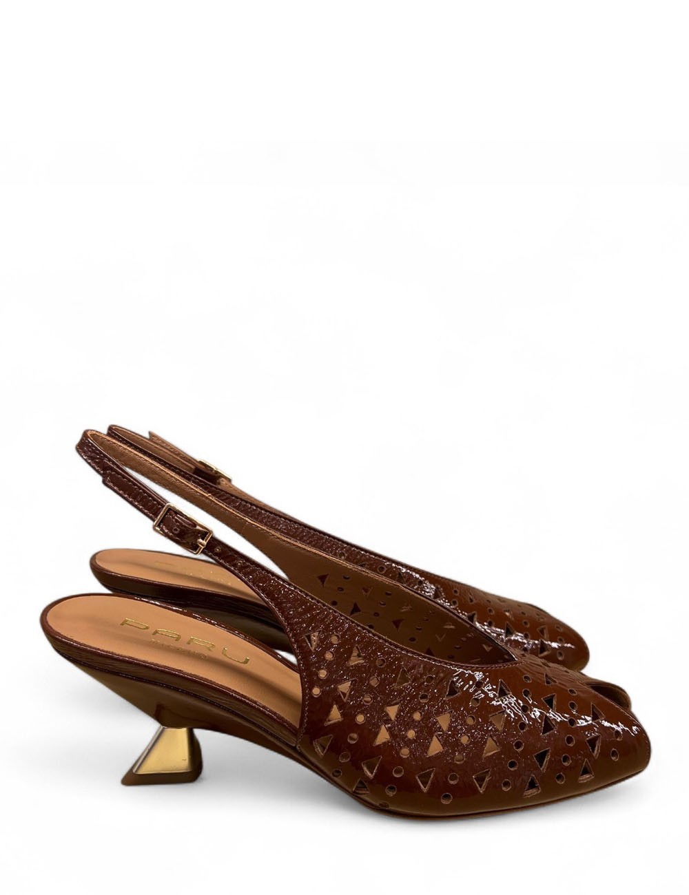 Sandalo slingback traforato spuntato in vernice marrone