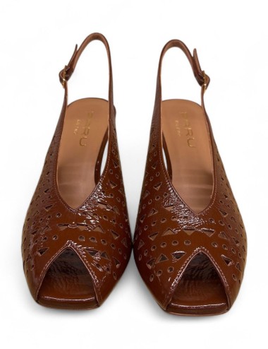 Sandalo slingback traforato spuntato in vernice marrone
