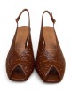 Sandalo slingback traforato spuntato in vernice marrone