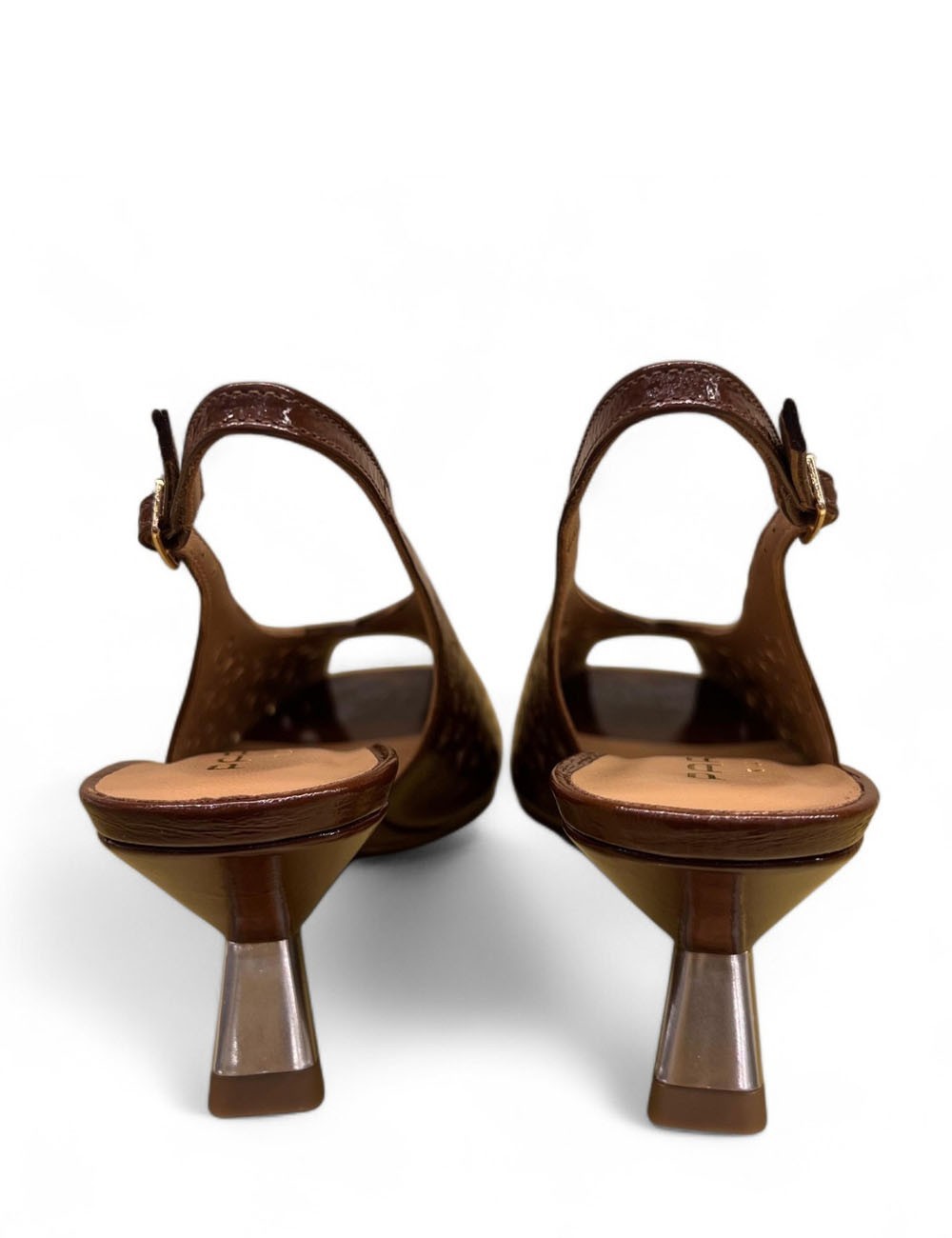 Sandalo slingback traforato spuntato in vernice marrone