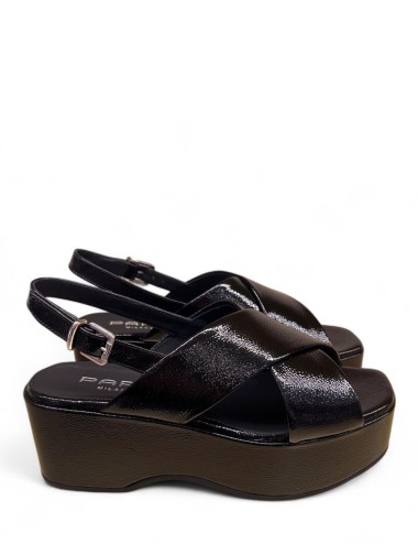 Zeppe in pelle a fasce incrociate con cinturino nero