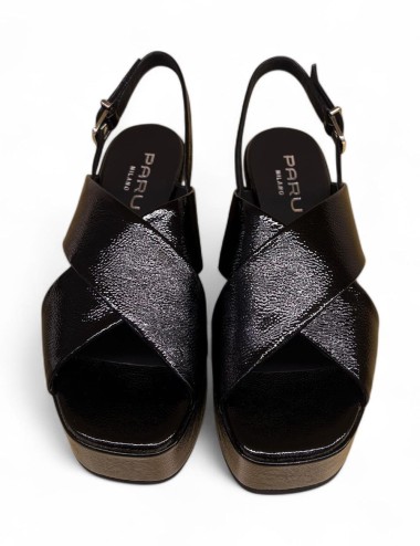 Zeppe in pelle a fasce incrociate con cinturino nero