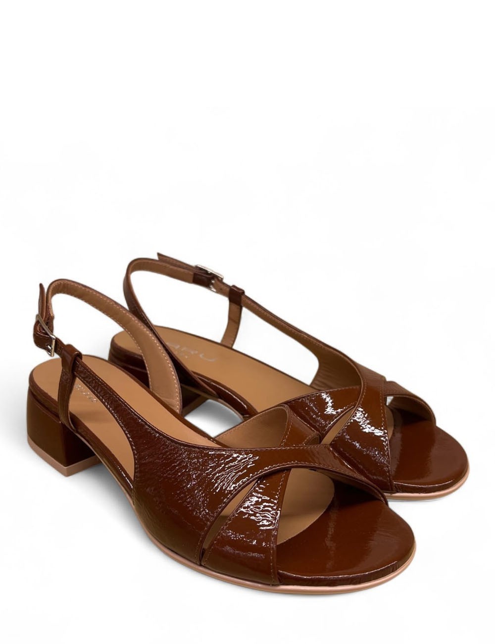 Sandalo slingback in vernice a fasce incrociate cuoio