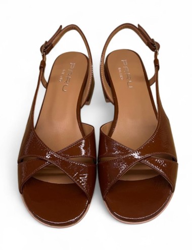 Sandalo slingback in vernice a fasce incrociate cuoio