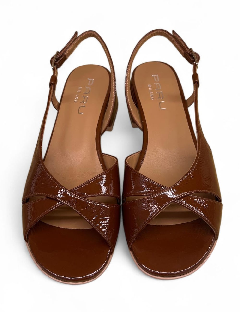 Sandalo slingback in vernice a fasce incrociate cuoio