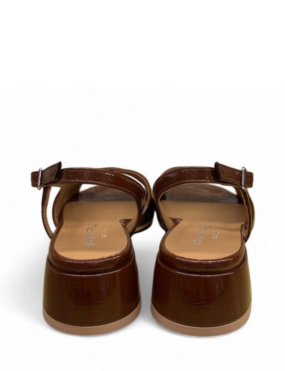 Sandalo slingback in vernice a fasce incrociate cuoio