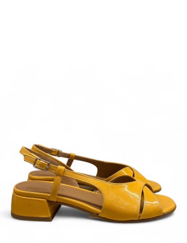 Sandalo slingback in vernice a fasce incrociate giallo