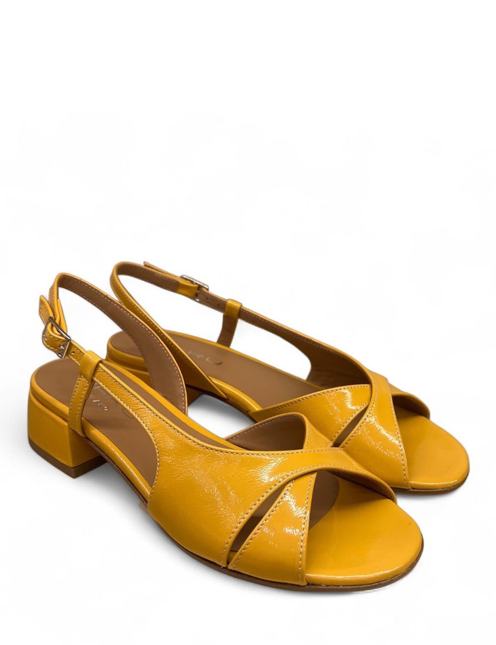 Sandalo slingback in vernice a fasce incrociate giallo