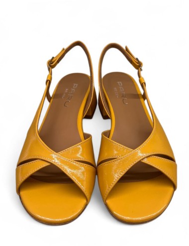Sandalo slingback in vernice a fasce incrociate giallo